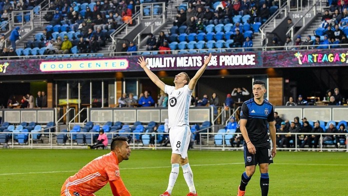 Shay (s mobilom) ako Emily v seriáli Roztomilé mrchy