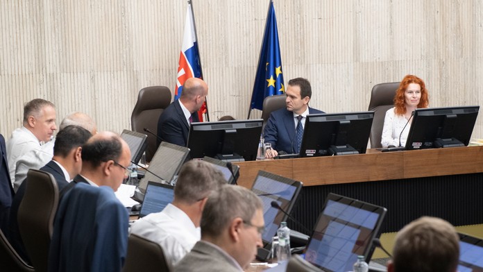 Vláda schválila návrh na odvolanie Aláča, prezidentke tiež predstavila meno možného nástupcu