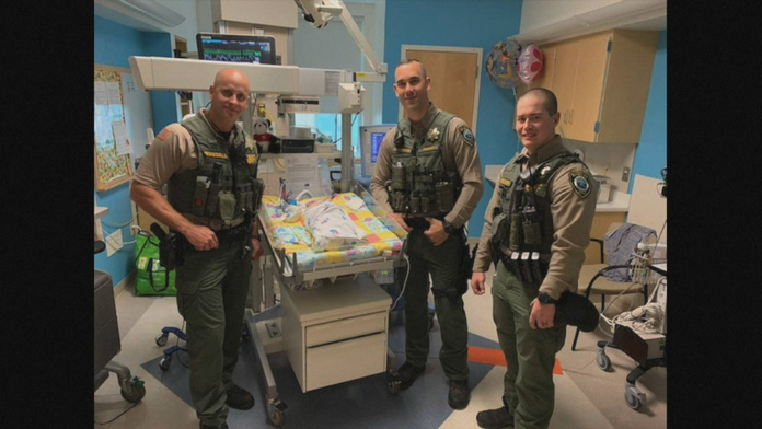 Policajti zachránili novorodenca v USA