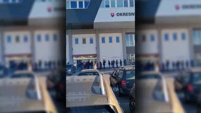 VIDEO: Apel nezabral. Ľudia si naďalej húfne vybavujú pasy, v Bratislave sa ráno vytvoril viac ako stometrový rad