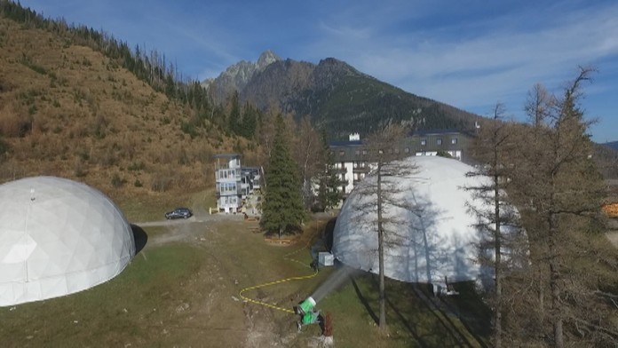 Pod kupolu na hrebienku priviezli tony ľadu.