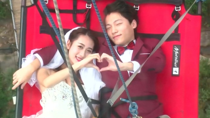 Vzali sa zavesený pod skleneným mostom. 