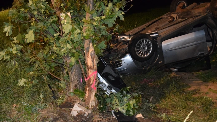 Neďaleko Partizánskeho skončilo auto na streche, vodič sa pri nehode vážne zranil