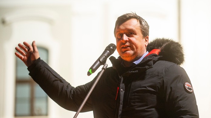 Andrej Danko na proteste pred Prezidentským palácom.