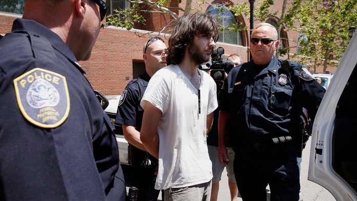 Džochar Carnajev pred odchodom na súd.