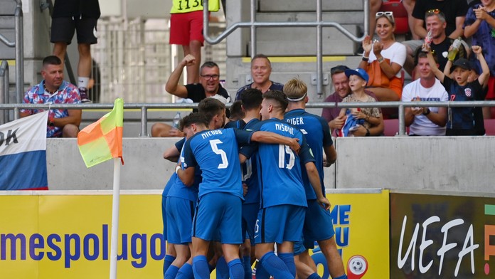 Radosť hráčov Slovenska po strelení gólu. 