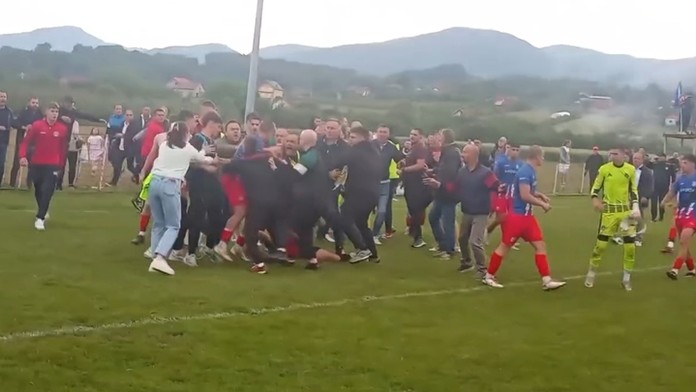 VIDEO: Hromadná bitka na zápase dorastencov v Srbsku. Do nevídaného konfliktu sa zapojili aj diváci