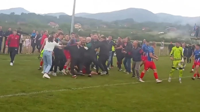 VIDEO: Hromadná bitka na zápase dorastencov v Srbsku. Do nevídaného konfliktu sa zapojili aj diváci