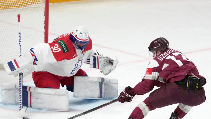 Lotyšom vyhovuje rola outsidera, Česi dnes ťahali za kratší koniec. Severské derby rozlúskli nájazdy