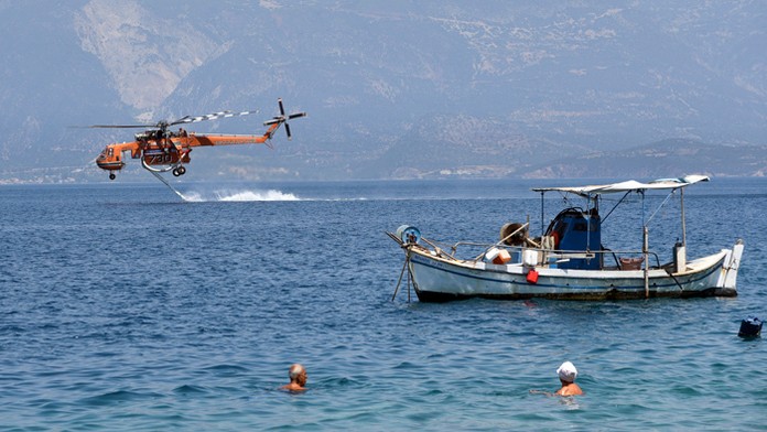 Do boja proti požiaru nasadili hasičské lietadlá a vrtuľníky.