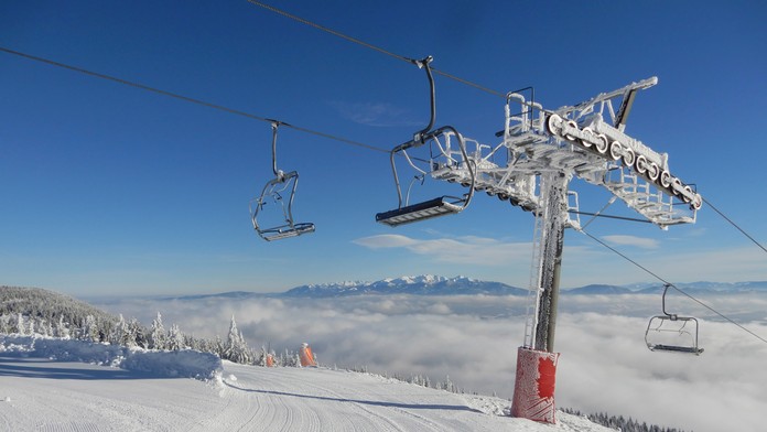 Mimoriadny výpadok elektriny na Orave. Bez prúdu ostali tisíce domácností aj lyžiarske stredisko