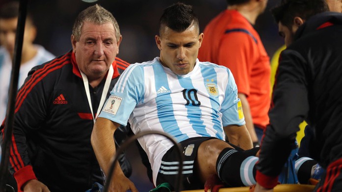 Argentíčana Sergia Agüera odnášajú z ihriska v zápase juhoamerickej kvalifikácie o postup na MS 2018.