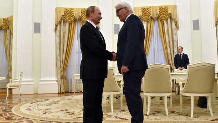 Nemecký minister zahraničných vecí Frank-Walter Steinmeier a Vladimir Putin.
