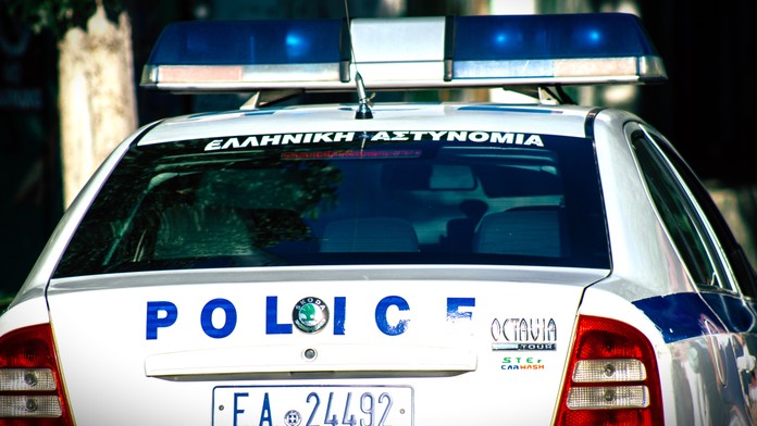 Poriadny drogový náklad. Grécky policajt pašoval marihuanu služobným autom, pri prehliadke uňho našli cez 100 kíl