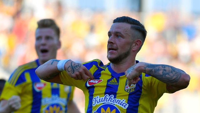 Erik Pačinda z Dunajskej Stredy jasá po góle v sieti Žiliny.