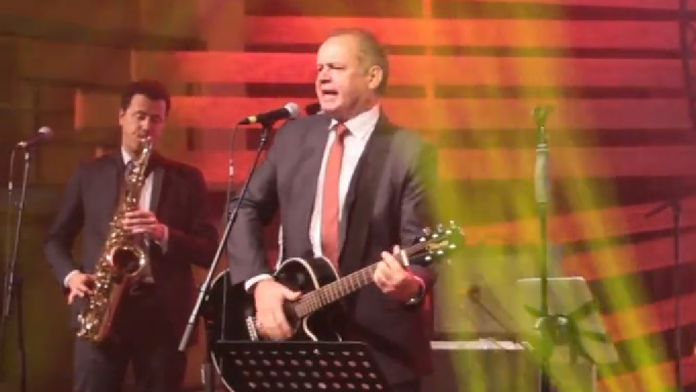 Andrej Kiska ako gitarista a spevák