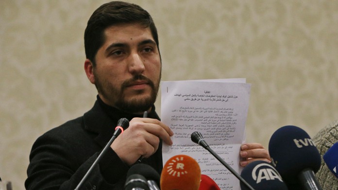 Hlavný predstaviteľ Sýrskej opozičnej skupiny Slobodná sýrska armáda Osama Abú Zeid ukazuje kópiu päťbodovej dohody o prímerí .