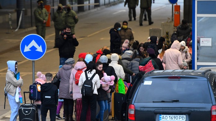 Utečenci z Ukrajiny prechádzajú cez hraničný priechod vo Vyšnom Nemeckom