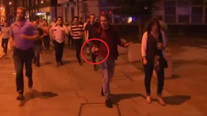 Ostatní utekajú, muž s pivom ide krokom.