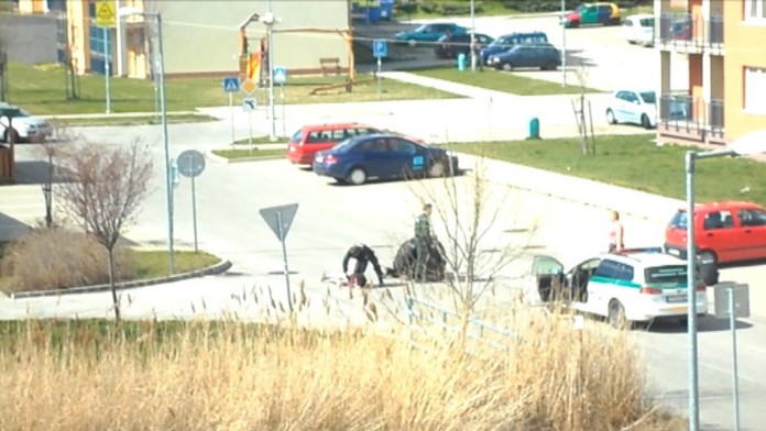 Muž bodol v Zavare policajta