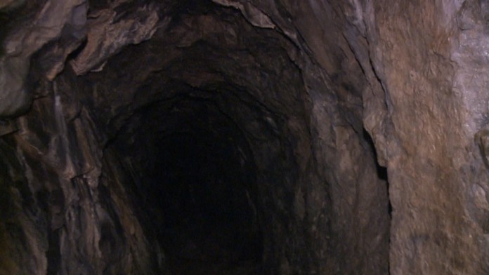 Zavalilo ho v úzkej chodbe.