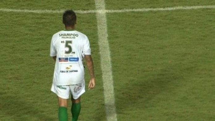 Hráči brazílskeho klubu Fluminense de Feira na dresoch propagujú tovar zo supermarketu.