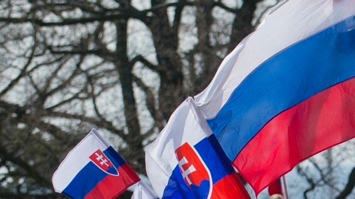 Zástavy Ruska a Slovenskej republiky