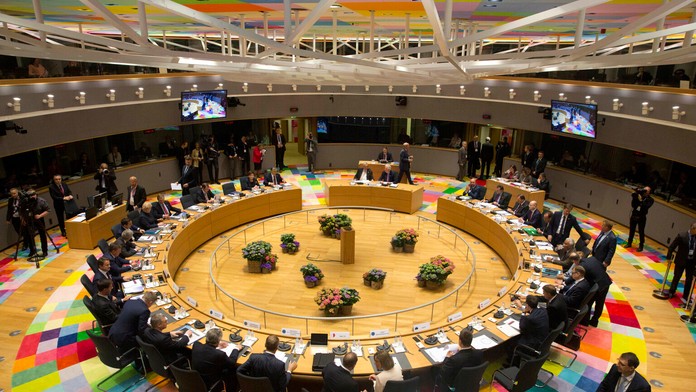 Okrúhly stôl účastníkov prvého formálneho summitu 27 členov EÚ, ktorý je venovaný odchodu Spojeného kráľovstva z EÚ.