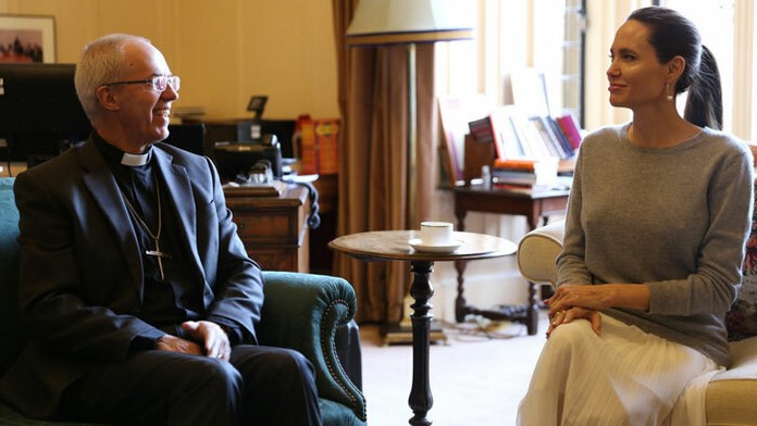 Angelina Jolie na stretnutí s arcibiskupom z Canterbury Justinom Welbym