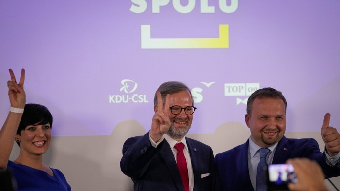 Líder koalície SPOLU Petr Fiala (v strede) sa  spolu s partnermi teší z výhry vo voľbách.