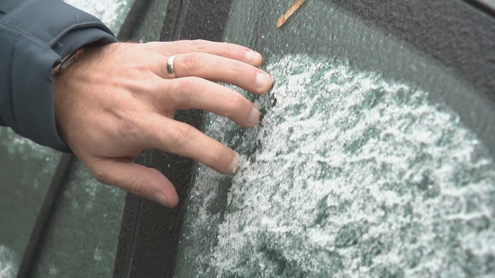 Dávajte si na cestách pozor. Môžu sa tvoriť snehové jazyky, rátať treba aj s poľadovicou