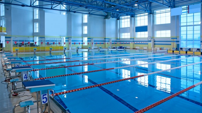 Energetická kríza núti majiteľa plavárne ku krajnému riešeniu. Žiada zákazníkov, aby sa sprchovali až doma