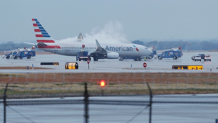 Lietadlu spoločnosti American Airlines sa vyhrážali bombou.