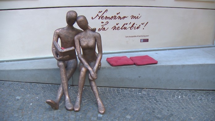 Sochy zaľúbencov v Banskej Štiavnici.