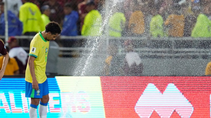 VIDEO: Vo Venezuele došlo počas zápasu k bizarnej situácii. Duel prerušilo spustenie postrekovačov