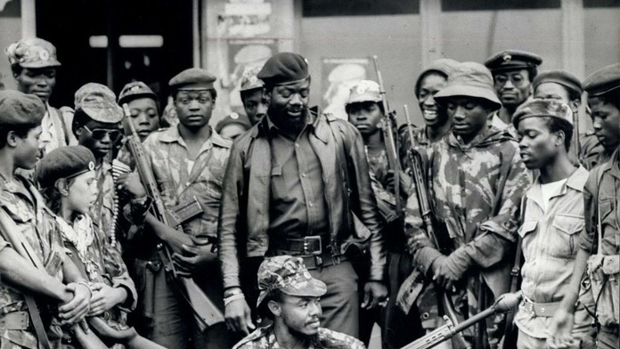 Na archívnej snímke z roku 1975 v strede veliteľ povstalcov UNITA Jonas Savimbi.
