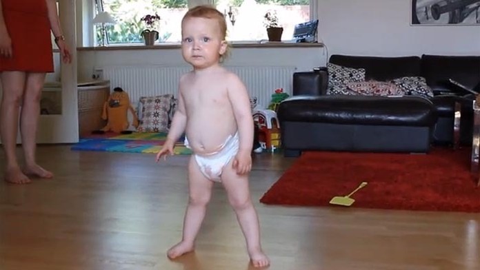 Batoľa si to na parkete doslova užíva