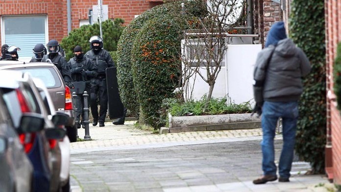 Na snímke príslušníci jednotky nemeckej špeciálnej polície prechádzajú po ulici v Alsdorfe neďaleko mesta Aachen.