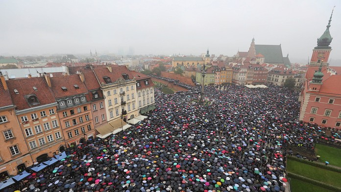Tisíce protestujúcich žien vo Varšave.
