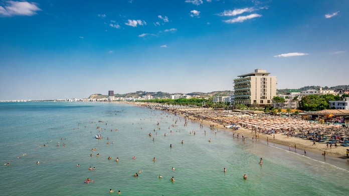 Pláž Golem v Albánsku.