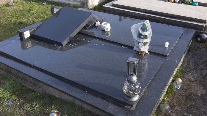 Obcou Jasenie sa prehnala veterná smršť. Zničila pomníky na cintoríne a poškodila aj strechy domov