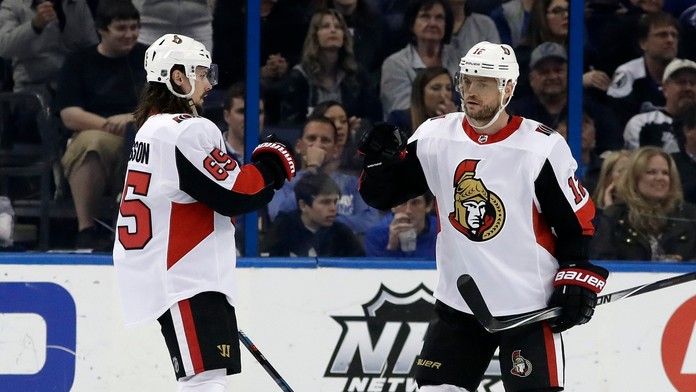 Na snímke sprava slovenský hráč Ottawy Marián Gáborík a jeho spoluhráč Erik Karlsson oslavujú gól.