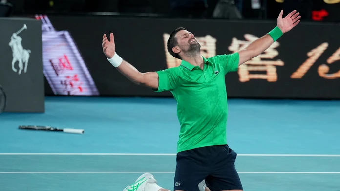 Novak Djokovič zabojuje o rekordný grandslamový titul. Po veľkej dráme postúpil do finále