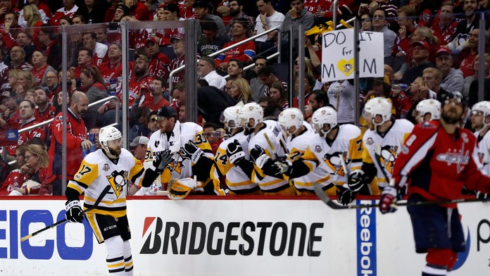 Bryan Rust z Pittsburghu Penguins sa raduje z gólu.