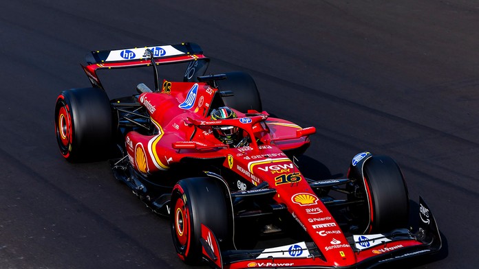 Verstappen skončil na tréningu pred VC Singapuru mimo elitnej trojky. Najrýchlejší čas mal Leclerc