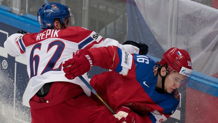 Čech Michal Řepík (v bielom) a Rus Sergej Plotnikov počas vzájomného duelu v rámci MS v Rusku.