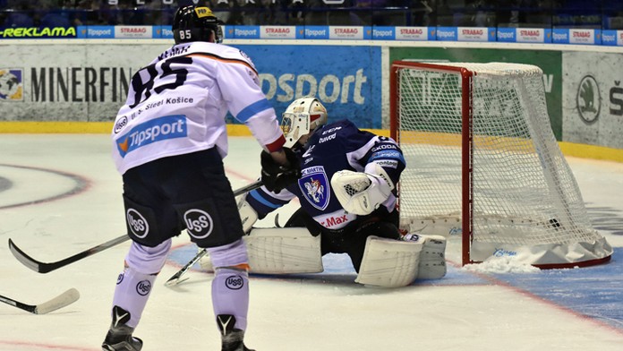 Hráč Košíc Tomáš Klíma strieľa gól brankárovi  MHC Martin Michalovi Dzubinovi 