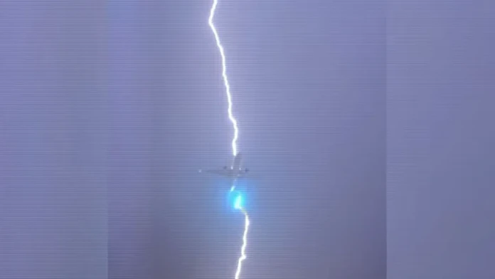 VIDEO: Desivý incident v oblakoch. Lietadlo zasiahol krátko po štarte blesk