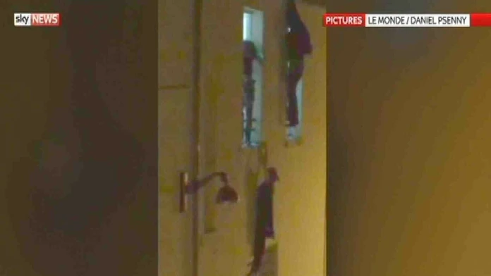 Návštevníci klubu Bataclan viseli z okien nad mŕtvymi telami.