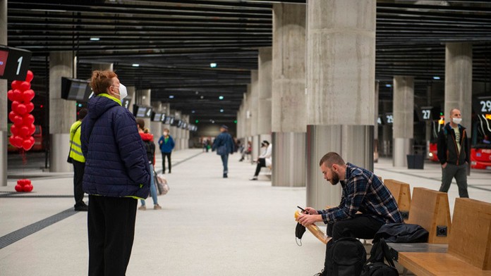 Návštevníci a cestujúci na bratislavskej Autobusovej stanice Nivy.